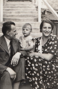 Rodiče pamětnice s dcerou Marií, cca 1940