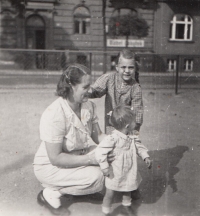 Pamětnice (vpředu) na procházce s maminkou a starší sestrou Marií, cca 1943