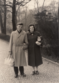 S manželem na výletě v Praze u Hlavního nádraží, cca 1960