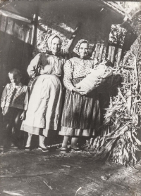 Sousedka Klepáčková a vpravo manželky maminka Hrůzová Marie, která v náručí drží Ráchel Hrůzovou
