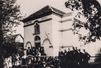 Shromáždění baptistů před modlitebnou, Sv. Helena, 50. léta