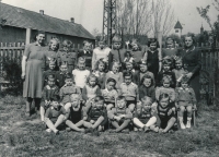 Karel Peterka se svou třídou v mateřské škole 