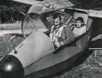 Karel Peterka ve Svazarmu (na fotografii vpředu) 