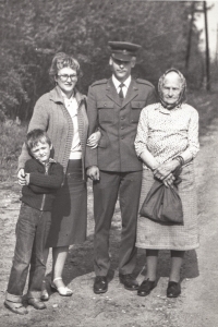Zleva syn Martin, Christa Petrásková, syn Josef a tchyně Anežka Petrásková, vojenská přísaha 1983