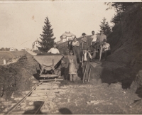 Tatínek pamětnice Vendelin  Tippelt (stojí uprostřed) při stavbě jablonecké přehrady, 1922