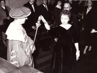 Helena Ždárská přísahá při promoci na Vyšší pedagogické škole v Plzni