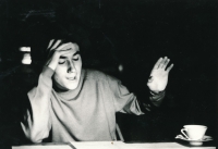 Přemysl Rut během některého z autorských čtení či domácích představení (kolem r. 1972)