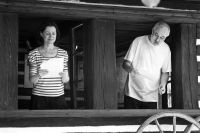 Přemysl Rut s Markétou Potužákovou přednášejí texty Václava Šolce v oknech Šolcova statku v Sobotce roku 2012.