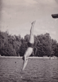 Skok nazad prohnutě, 3 m skokanské prkno v Blansku, 1950