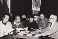 Skupina pěti. Zleva: Jaromír Hynšt, Josef Tomeček, Vladimír Groš, Jiří Peša a Josef Kozumplík, 1970