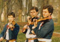 Bratři Varmužovi. Zleva Petr, Pavel a Josef, na jaře 1989