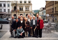 Helena Koníčková na nedávném srazu se svými spolužáky z gymnázia na náměstí v Turnově