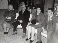 Svatba pamětnice, rodiče Hedvika a Antonín a rodiče ženicha Petra Machovčáka, 70. léta