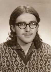 Jan Tichý v roce 1969 na druhé fotografii na občanský průkaz, kterou SNB přijala, protože má na ní vlasy za ušima. Fotila ho paní Gottsteinová, neodsunutá Němka