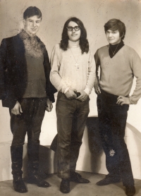 Jan Tichý (uprostřed) v roce 1970 s německy mluvícími kamarády z Hrádku Jiřím Karáskem (vlevo), s nímž přecházel hranici do Žitavy, a Petrem Mikschem