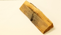 Pan Tichý si dřevo se střepinou schovává, protože je pro něj symbolem života a smrti. A také je pro něj záhadou, jak se střepina doprostřed stromu dostala