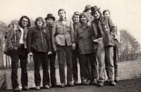 Jan Tichý (první zleva) s kamarády na vandru v roce 1975