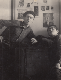 Jiří Peša (vlevo) na Uměleckoprůmyslové škole v Uherském Hradišti, 1966