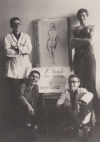 Jiří Peša (sedící vlevo) na Uměleckoprůmyslové škole se spolužáky, 1966