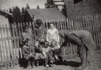 Pamětnice stojí vpravo, na fotografii se sourozenci a babičkou Annou Riegelovou, Velikonoce, Jezová, 1969
