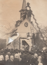 Zavěšování zvonu na kapličku v Jezové za 1. republiky (Československá republika)