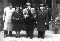 Otec první zprava, svatba sestřenice, Praha, 1945