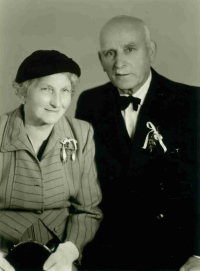 Rodiče Marie Mannové na její svatbě, Kolín, 1967