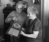 Rodiče s dárkem, který otec pro maminku vyrobil k 70. narozeninám, 1971