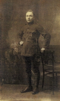 Jiří Hrbáč, otec Martina Hrbáče. Ateliérová fotografie, kolem roku 1920