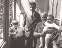 Václav Štěpánek (vlevo) s vysvědčením z první třídy, vedle něj bratranec Jaroslav Krejzlík, babička z otcovy strany Anna Štěpánková a sestra Anna, 1967