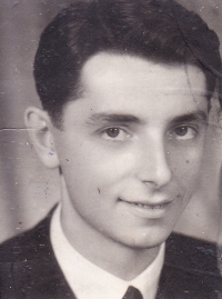 Dadák Jaromír. Maturitní foto, gymnázium Vsetín, 1949