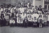 Svatba sester Martina Hrbáče – Kateřiny a Anny, Hrubá Vrbka, 1947. MH se založenýma rukama v první řadě druhý zprava