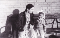 Dadák Jaromír. S dcerou Jitkou, asi rok 1954
