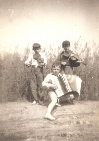 Muzikantské začátky s vrstevníky z Hrubé Vrbky. Zleva Jiří Tomešek - housle, Jiří Hudeček - harmonika, v čepici Martin Hrbáč - housle. Kolem roku 1950