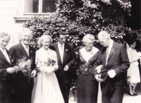 Dadák Jaromír. Svatba s druhou ženou Jarmilou, foto s rodiči novomanželů, Hradec nad Moravicí, 1960