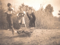 Martin Hrbáč tančí odzemek, na housle doprovázejí Jiří Tomešek a Jiří Hudeček. Hrubá Vrbka, kolem roku 1950
