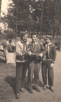 Martin Hrbáč s kytarou na školním výletě v Tatrách, gymnázium Strážnice, asi 1956