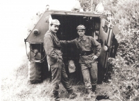 Václav Štěpánek (vlevo) a nadporučík Vladimír Valko v základní vojenské službě, cvičení Štít, vojenský prostor Lešť nedaleko Krupiny, 1984