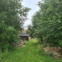 Stodola u domu ve Chvalšinách č. 81, ze kterého Josef Sýkora odjel na kole po útěku z Mauthausenu, pohled v roce 2021