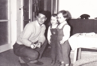 Jaromír Dadák. S dcerami Mirkou a Ivou, kolem roku 1966.