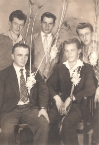 Odvedenci z Hrubé Vrbky. Martin Hrbáč vlevo nahoře, 1957