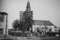 Počátek oprav kostela, vlevo rozbořený obchod Budoucnost, 1946