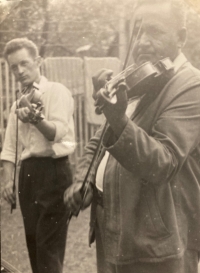 Martin Hrbáč s romským primášem Jožkou Kubíkem z Hrubé Vrbky. Asi rok 1962, svatba bratrance Jaroslava Hrbáče