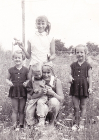 Rodina Jaromíra Dadáka. Zleva dcera Mirka, dcera Jitka, syn Jiří, druhá manželka Jarmila, dcera Iva - pamětnice, kolem roku 1968