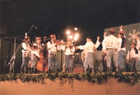 Václav Štěpánek (první zleva) jako kontráš na zájezdě Slováckého krúžku do italského Aviana, 1986
