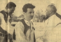 Martin Hrbáč s prezidentem Tuniska H. Burgibou při zájezdu Brněnské cimbálové muziky Ant. Jančíka. Z dobového tisku, Tunisko, kolem roku 1963. Překlad textu pod fotografií: Prezident H. Burgiba mezi účastníky mezinárodního folklorního festivalu