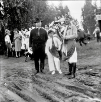 Oldřich Kůrečka (uprostřed) na národopisných slavnostech Podluží v Tvrdonicích, 1958