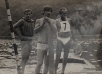 Na Závodě hlídek vodního lyžování, uprostřed kamarád Janeček, vpravo otec, 70. léta