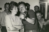 Martin Hrbáč na vlastní svatbě. Zleva otec Jiří Hrbáč, manželka Jitka a Martin Hrbáč, vzadu u okna primáš Jožka Kubík. Hrubá Vrbka, 1965