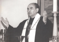 Otec Václava Štěpánka Vratislav jako nově zvolený brněnský biskup Církve československé husitské, 1989
